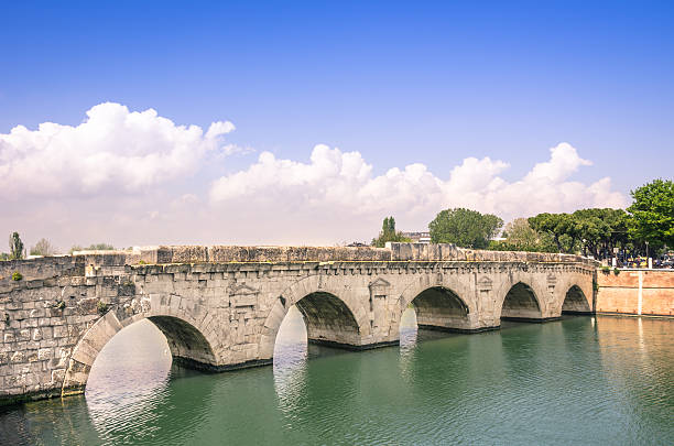 roman tiberius marecchia ponte sobre o rio da rimini, itália - lake tiberius imagens e fotografias de stock