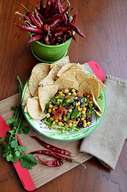 salsa de judía negra caseras maíz y papas fritas - black bean salsa fotografías e imágenes de stock