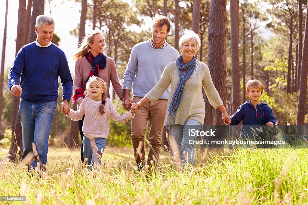 Heureux multi génération famille marchant dans la campagne - Photo de Famille multi-générations libre de droits