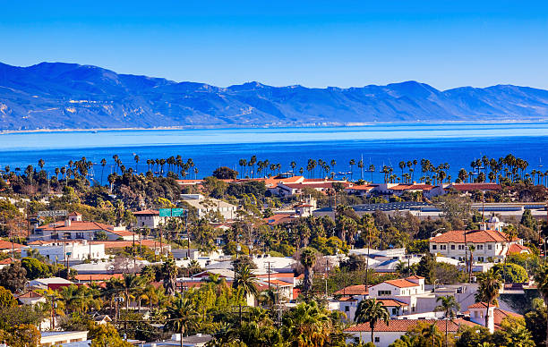 edificios océano pacífico y de la costa de santa barbara california - california fotografías e imágenes de stock