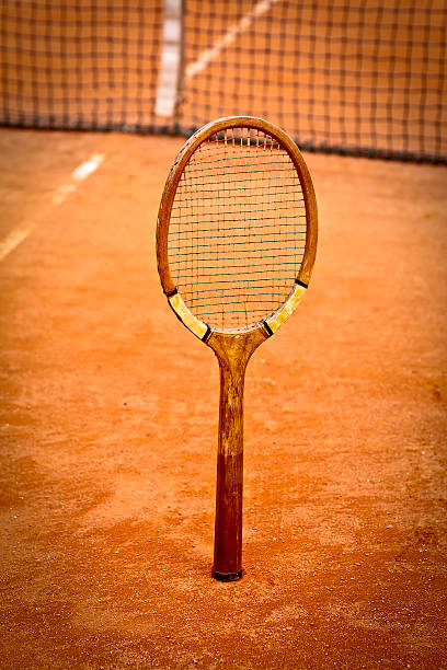 racchetta da tennis in legno vecchio - tennis court tennis racket forehand foto e immagini stock