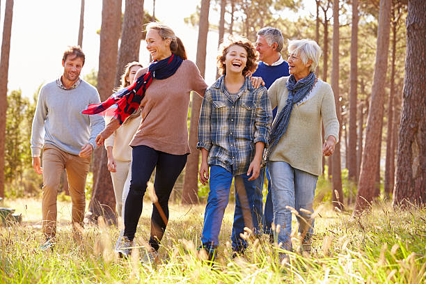 multi-generation-familie mit teenager gehen in der landschaft - family grandmother multi generation family nature stock-fotos und bilder