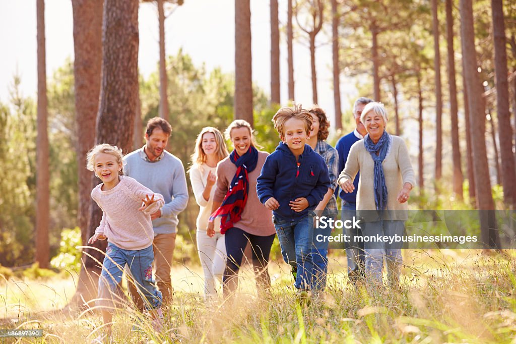 Multi-Generationen-Familie gehen in der Landschaft, Kinder Laufen - Lizenzfrei Familie mit mehreren Generationen Stock-Foto