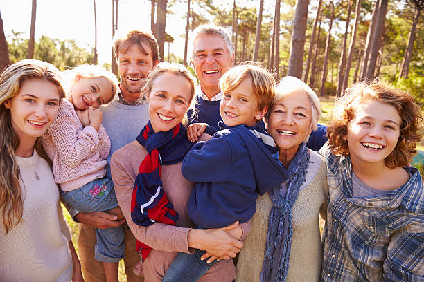 glücklich multi-generationen-familie porträt in der landschaft - family grandmother multi generation family nature stock-fotos und bilder