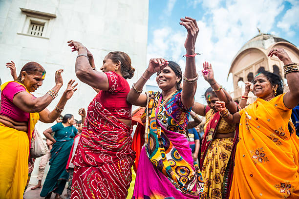 индийские женщины celenrating холи - indian culture dancing dancer women стоковые фото и изображения