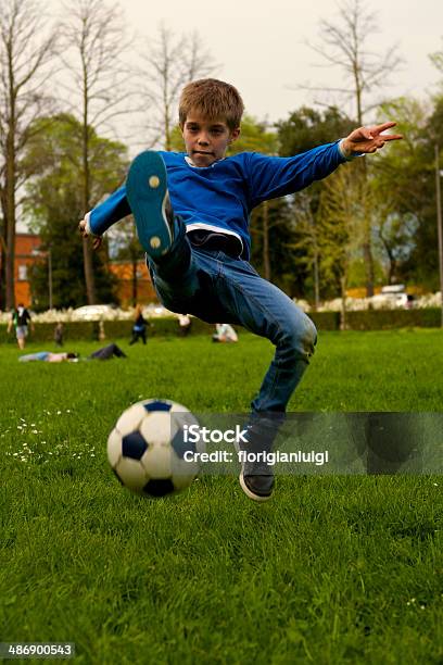 Photo libre de droit de Flying Kick Joueur De Football banque d'images et plus d'images libres de droit de Enfant - Enfant, Football, Jouer