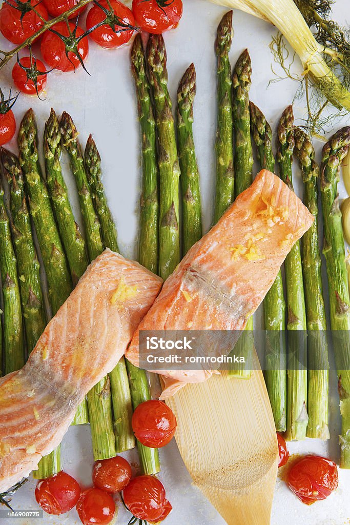 Salmão, peixe e aspargus verde, erva-doce, tomate-cereja - Foto de stock de Alimentação Saudável royalty-free