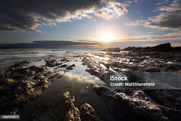 Foto de Cena De Pôrdosol No Whitsand Em Cornwall Bay e mais fotos de stock de Baía Whitsand - Baía Whitsand, Colorido, Cornualha - Inglaterra