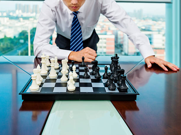 チェックメート戦略 - chess board room business strategy ストックフォトと画像
