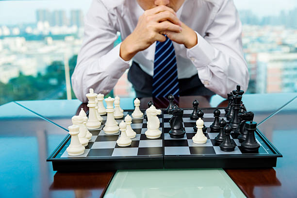 stratégie de l'échec et mat - chess strategy business board room photos et images de collection