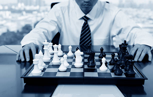 stratégie de l'échec et mat - chess strategy business board room photos et images de collection