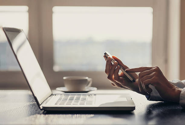 lieu de travail - typing busy business women photos et images de collection