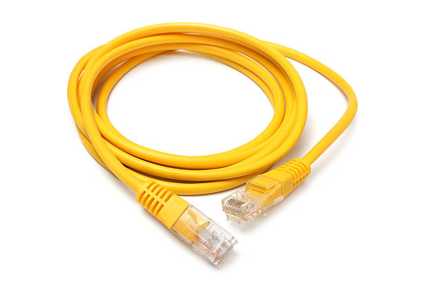 cable de red ethernet con conectores rj45 - cat5 rj45 cable network connection plug fotografías e imágenes de stock