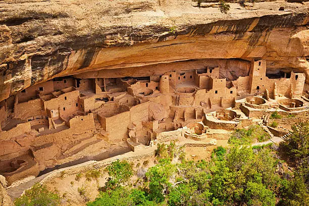 The Cliff Palace, one of the largest and most famous cliff dwelling site of the ancient pueblo tribe in the Mesa Verde National Park, Colorado, USA. The complex adobe cliff architecture was built by the southwest American ancient Pueblo, featuring housing, worship sites, storage and community space. 