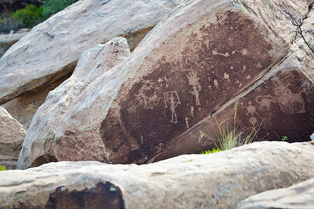 pétroglyphe du parc national de petrified forest, dans l'arizona, états-unis - ancient pueblo peoples photos et images de collection