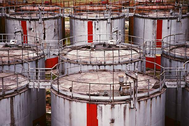 pattern of old large oil storage tanks - 後備球員 個照片及圖片檔