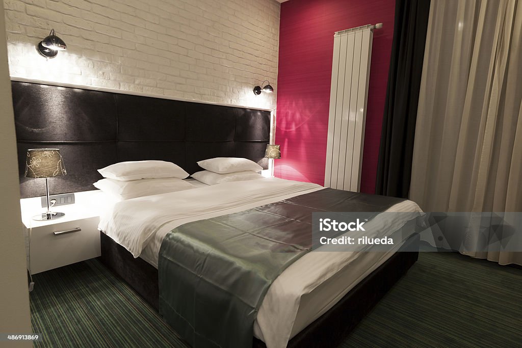 Elegante camera con letto matrimoniale - Foto stock royalty-free di Albergo