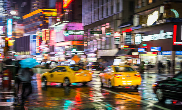 pioggia notte di times square a new york - fusgänger foto e immagini stock