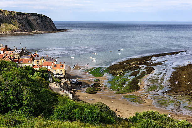 robin okapy bay patrząc od cleveland sposób, anglia - robin hoods bay zdjęcia i obrazy z banku zdjęć