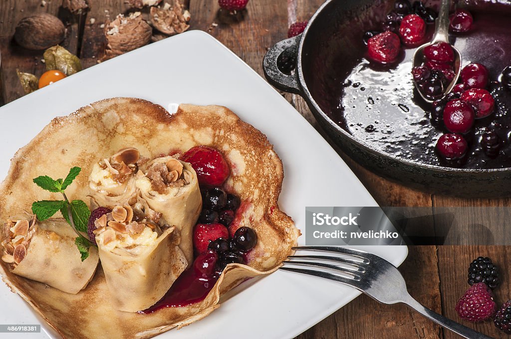 Frittelle con marmellata di bacche arrotolato - Foto stock royalty-free di Bibita