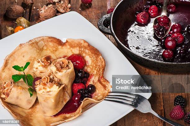 Frittelle Con Marmellata Di Bacche Arrotolato - Fotografie stock e altre immagini di Bibita - Bibita, Cibi e bevande, Cibo