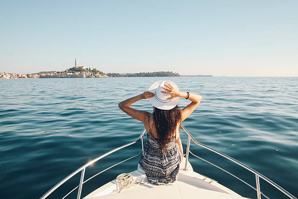 genießen sie den sommer auf der kroatischen küste - ausflugsboot stock-fotos und bilder