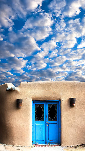 adobe building avec un bleu porte - house southwest usa residential structure adobe photos et images de collection