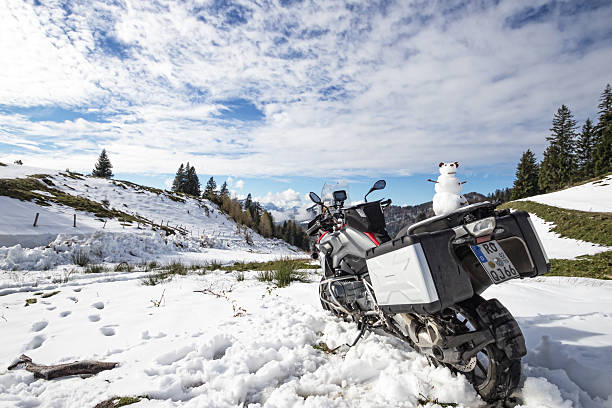 bmw gs1200 liquid gekühlt schnee - tomtom stock-fotos und bilder