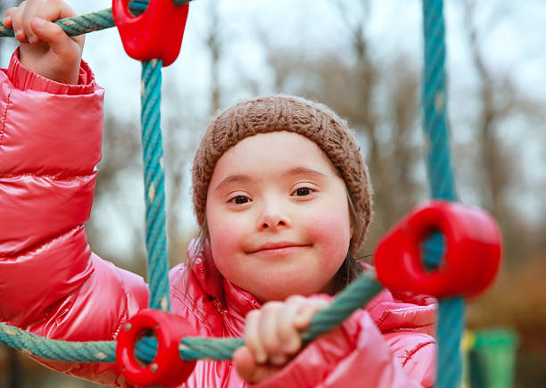 ritratto di bella ragazza al parco giochi - playground schoolyard playful playing foto e immagini stock