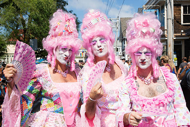 drag queen a piedi nella sfilata di carnevale di provincetown - provincetown foto e immagini stock