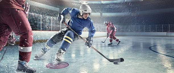 jugadores en acción de hockey sobre hielo - clothing team sport serious viewpoint fotografías e imágenes de stock