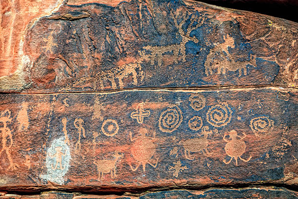 indian petroglyphs - cave painting indigenous culture art arizona fotografías e imágenes de stock