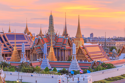Templo de las aguas color esmeralda del Buda o Wat Phra Kaew photo