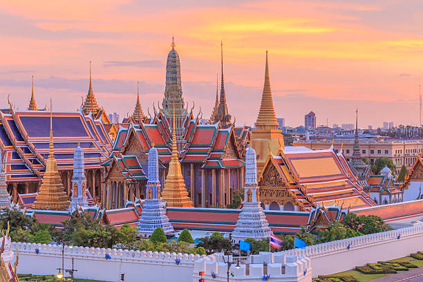 Temple of the Emerald of buddha or Wat Phra Kaew wat phra kaew dusk sunset temple of the emerald buddha grand palacewat phra kaew dusk sunset temple of the emerald buddha, Grand Palace Bangkok, Thailand grand palace bangkok stock pictures, royalty-free photos & images