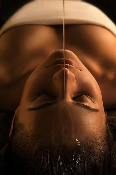 shirodhara massaggio-primo piano - ayurveda foto e immagini stock