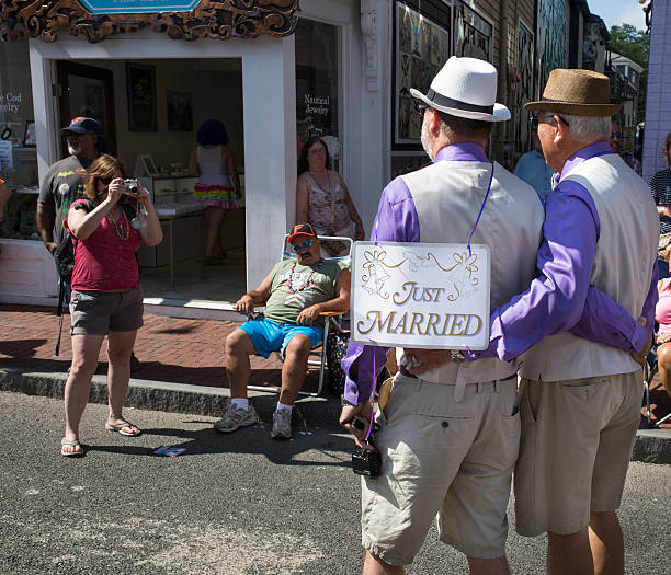 recién casados pareja gay en provincetown, massachusetts. - august cape cod massachusetts new england fotografías e imágenes de stock