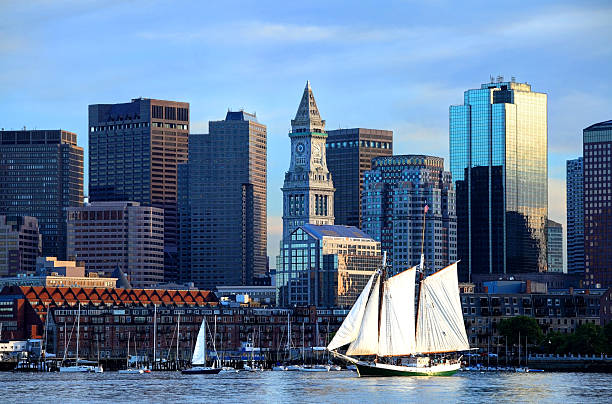 schooner ao longo do horizonte porto de boston - boston skyline harbor city imagens e fotografias de stock