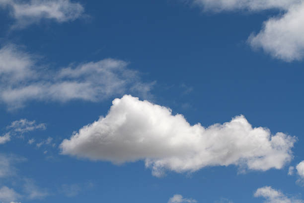 Ciel bleu avec des nuages. TM - Photo