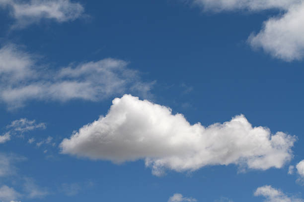 Błękitne niebo z chmury. TM – zdjęcie