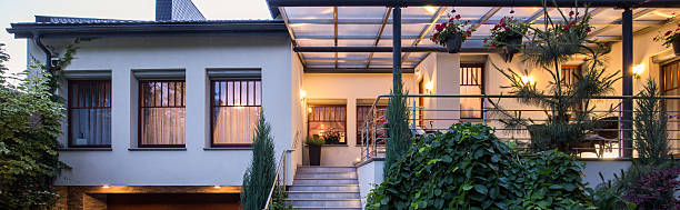 istock House with porch 486930208