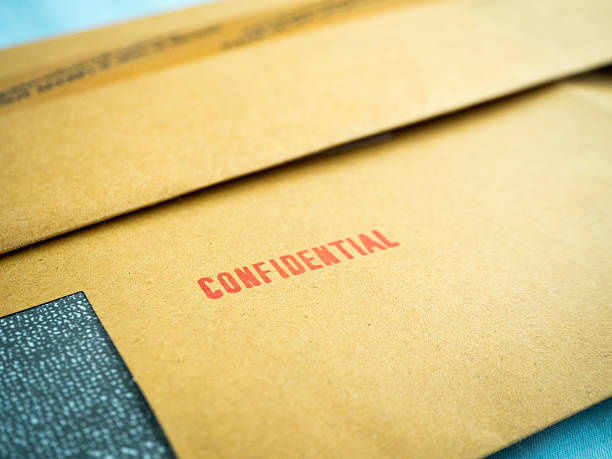 «confidencial» impresso em castanho vintage envelope, em macro - confidential imagens e fotografias de stock