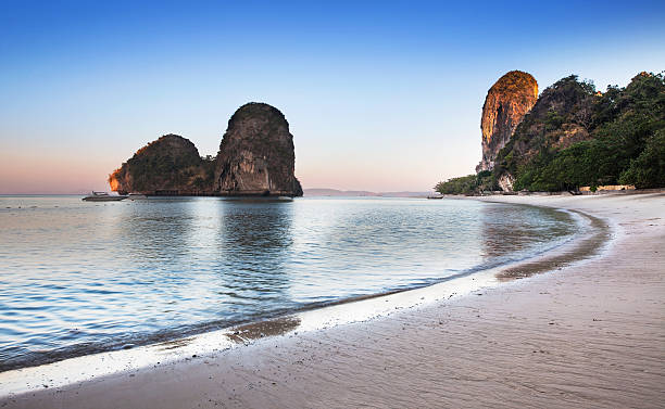 vom strand ao nang, krabi provinz, railay, beste strand in thailand. - ao nang stock-fotos und bilder