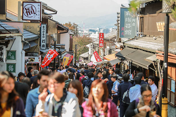 アジアの都市での移動には、伝統的な日本の京都市 - 観光地 ストックフォトと画像