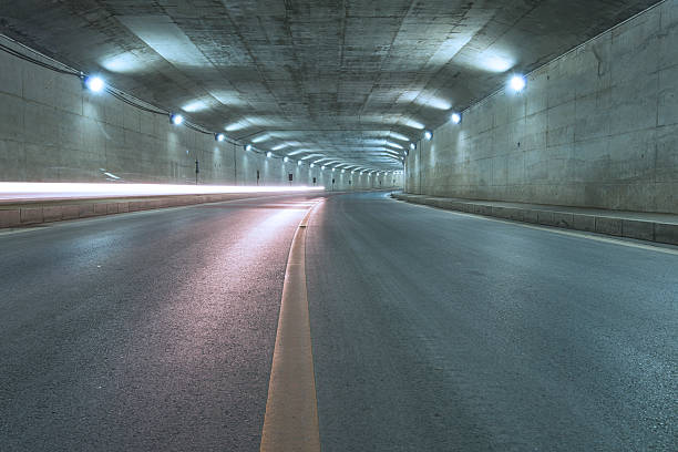 автомобилей, движущихся в туннель - night tunnel indoors highway стоковые фото и изображения