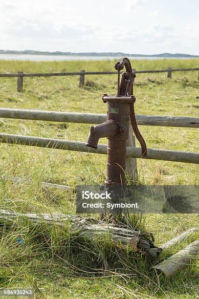 Old Water Pump Stockfoto und mehr Bilder von Alt - Alt, Ausrüstung und Geräte, Bildhintergrund