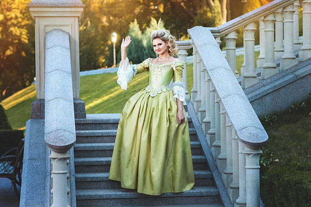 chica vestido real de pie pasos del palacio. - princess queen nobility glamour fotografías e imágenes de stock