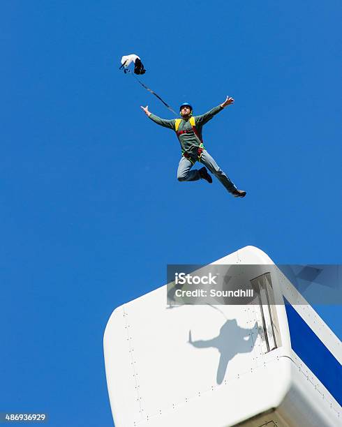 Przyjmowanie Leap - zdjęcia stockowe i więcej obrazów BASE jumping - BASE jumping, Skydiving, Spadochron