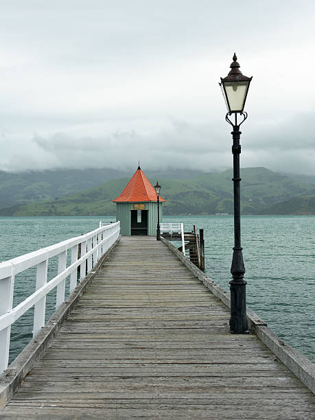 아카로아 하버 wharf - akaroa banks peninsula bay sea 뉴스 사진 이미지