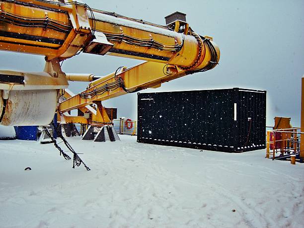 konstrukcja pojemnik w śniegu - construction machinery machine industrial equipment grader zdjęcia i obrazy z banku zdjęć