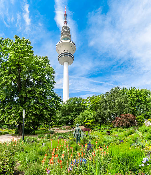 bela flor jardim parque com blomen planten umamount in units (real) heinrich--hertz-turm, alemanha - blomen imagens e fotografias de stock